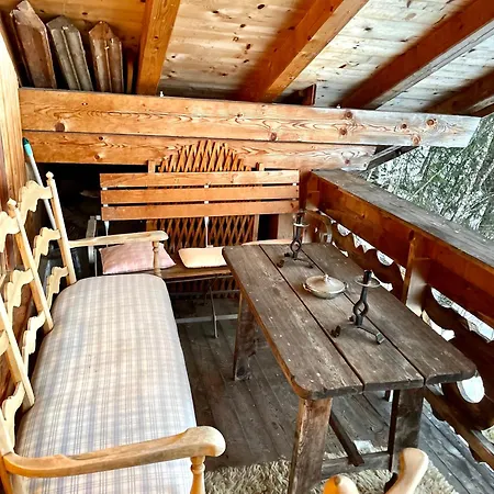 Gemuetliche Dachgeschosswohnung In Einem Oesterreichischen Herrenhaus