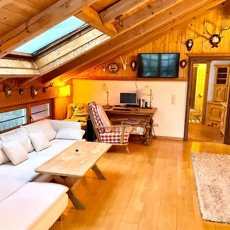 Gemuetliche Dachgeschosswohnung In Einem Oesterreichischen Herrenhaus דירה *