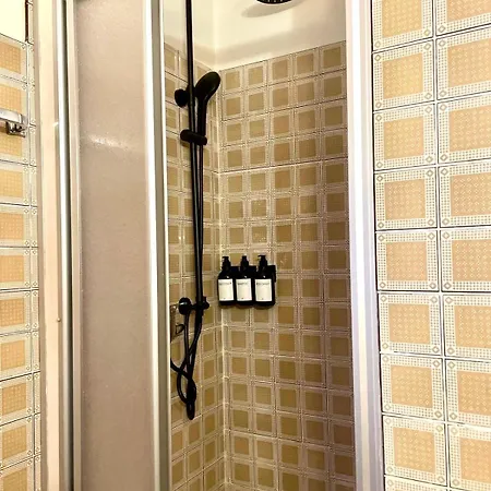 Gemuetliche Dachgeschosswohnung In Einem Oesterreichischen Herrenhaus ריית ביי קיצבוהל
