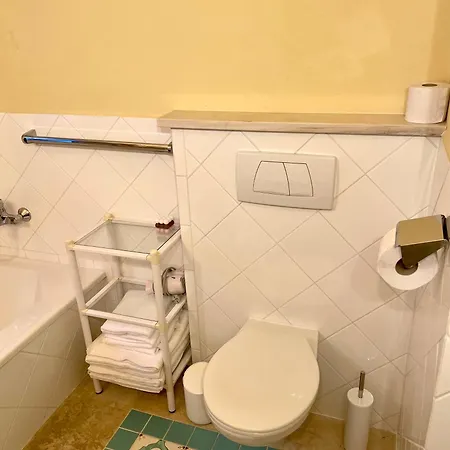 Gemuetliche Dachgeschosswohnung In Einem Oesterreichischen Herrenhaus ריית ביי קיצבוהל