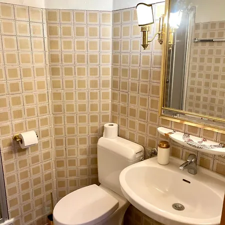 Gemuetliche Dachgeschosswohnung In Einem Oesterreichischen Herrenhaus דירה ריית ביי קיצבוהל